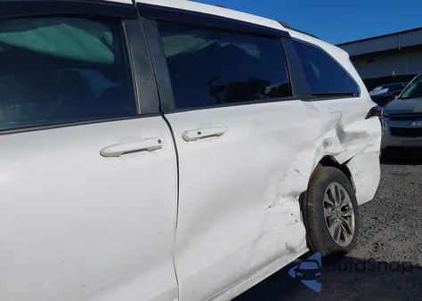 2021 Toyota Sienna Le z USA, uszkodzony, nr VIN 5TDKRKEC1MS071403